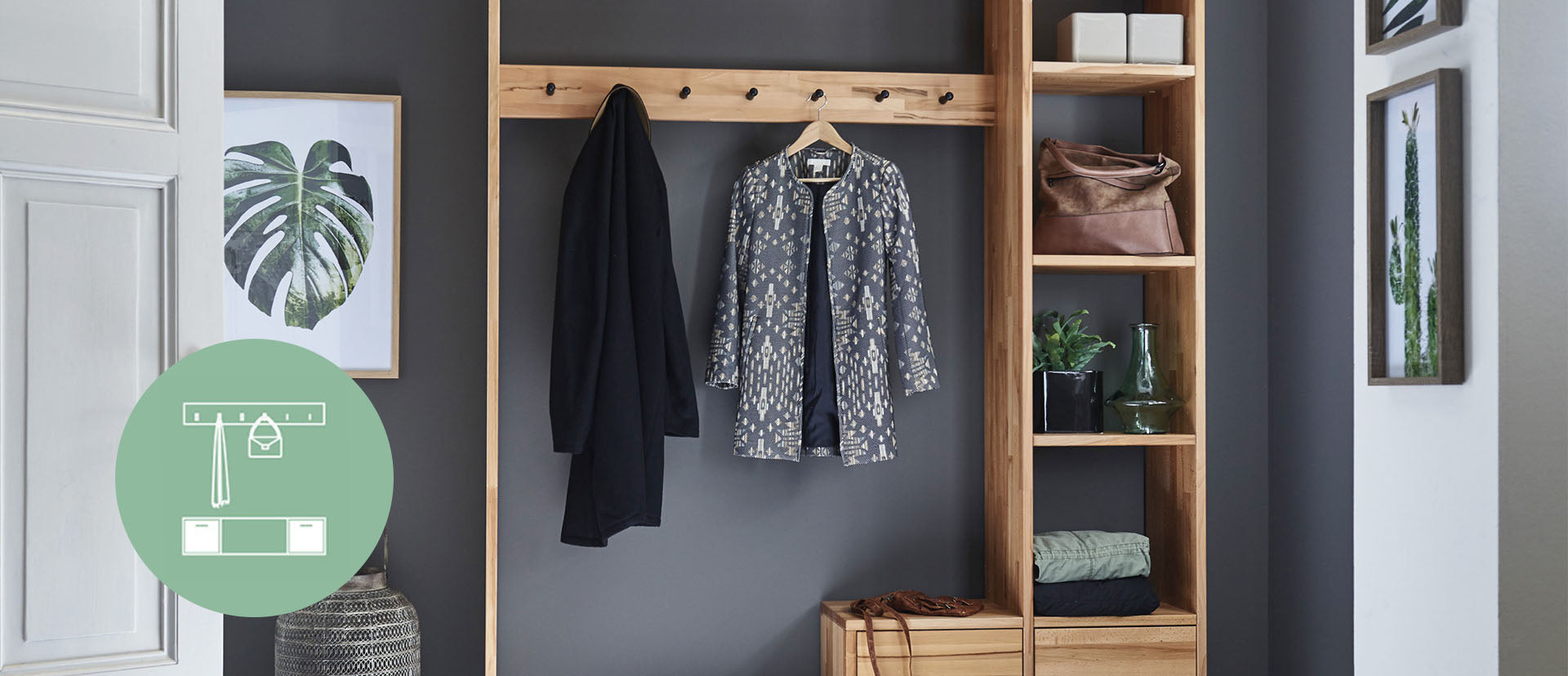 Gemütliches Wohnzimmer mit grauem Sofa, geflochtenen Dekoartikeln und Holzmöbeln. Ein runder Einsatz zeigt eine Lagerregalillustration mit Haken und Fächern auf grünem Hintergrund. Neutrale Farbpalette und Parkettboden.