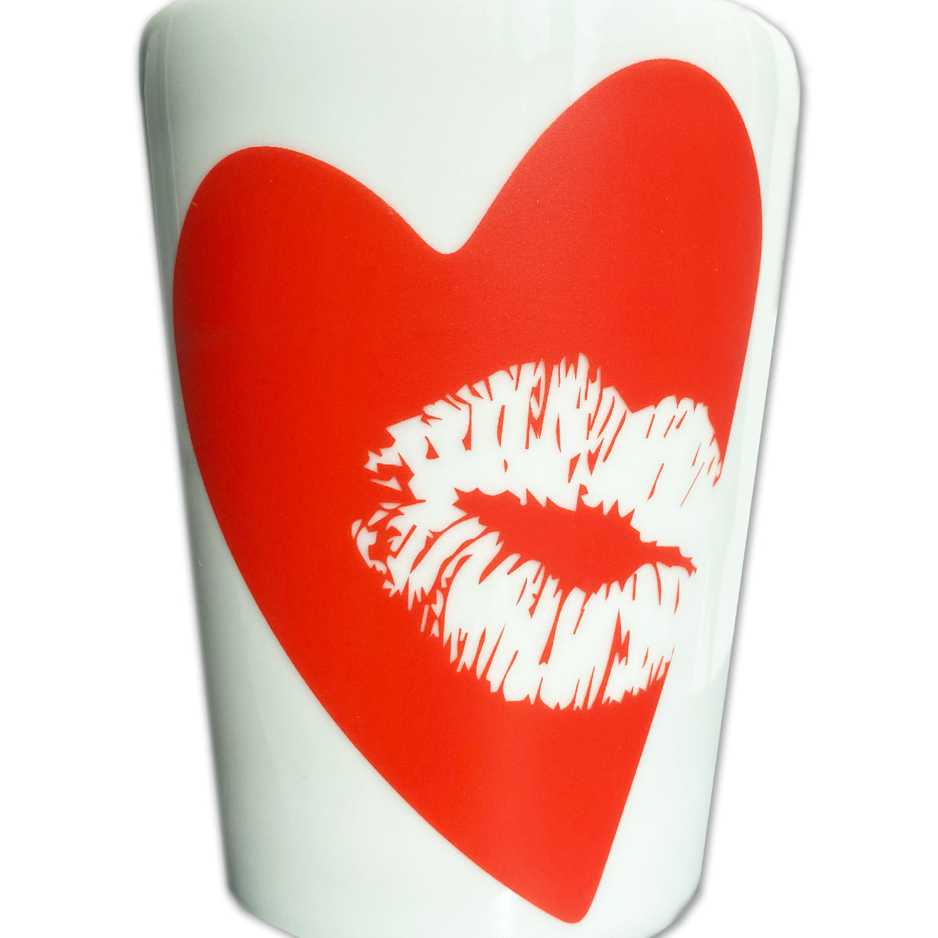 Der Porzellanbecher mit Red Kiss Aufdruck von buchenblau zeigt ein auffälliges rotes Herz mit weißem Lovekiss-Print und bringt romantisches Flair in Ihre Trinkgeschirrsammlung.