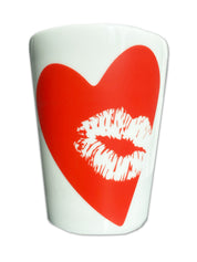 Der Porzellanbecher mit Red Kiss Aufdruck von buchenblau zeigt ein auffälliges rotes Herz mit weißem Lovekiss-Print und bringt romantisches Flair in Ihre Trinkgeschirrsammlung.