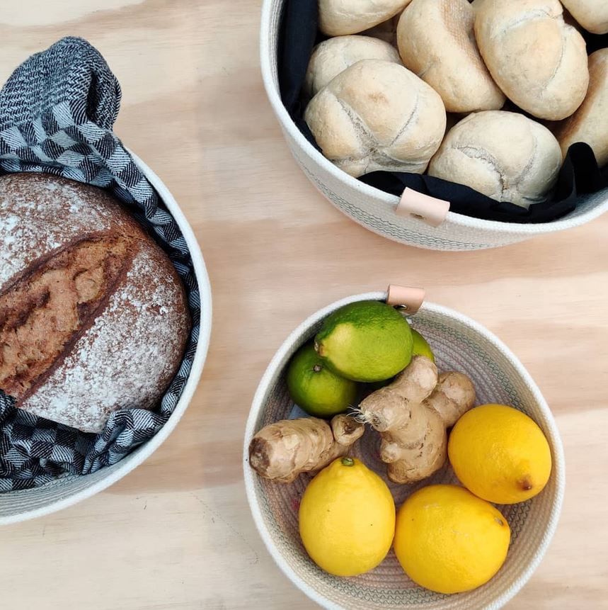 drei Körbe von oben fotografiert,gefüllt mit Brötchen und Zitronen