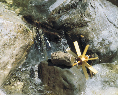 kleines Spiel Wasserrad im Bach