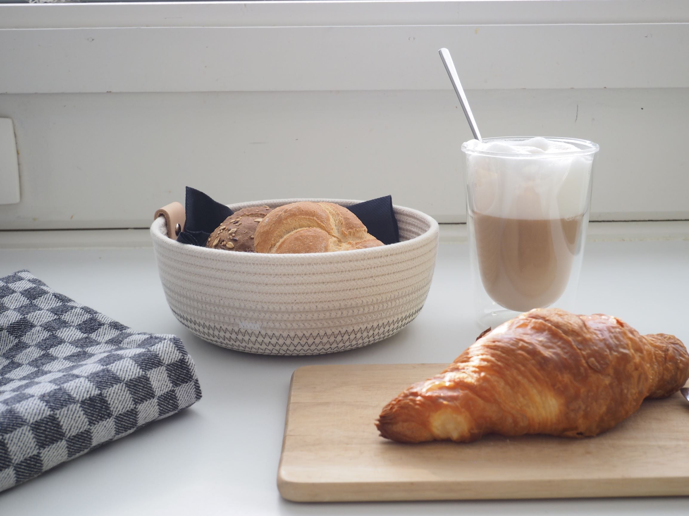 Frühstückstisch mit Kaffeetasse und Croissant