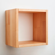 Der buchenblau Regalwürfel Massivholz 29 x 29 cm ist ein schlichtes, offenes Holzwürfelregal mit klaren Kanten, ideal als moderner Beistelltisch oder zur stilvollen Aufbewahrung an jeder schlichten weißen Wand.