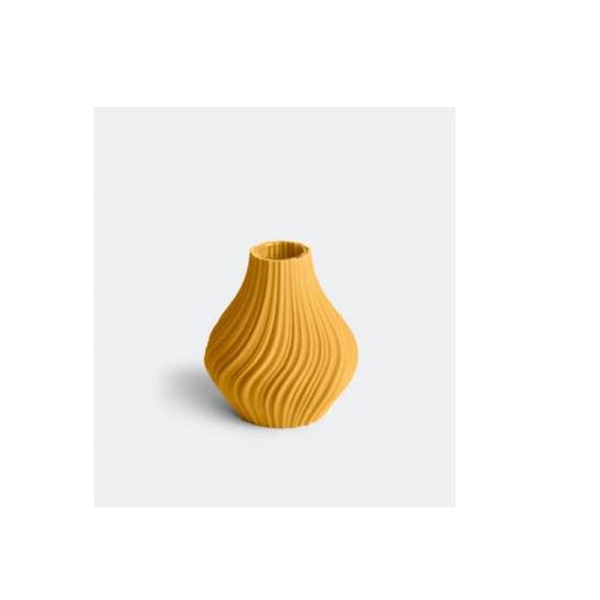 Die kleine Vase „Swirl“ S von nevalu aus recyceltem Kunststoff zeigt ein strukturiertes Wellenmuster in Gelb auf hellgrauem Untergrund.