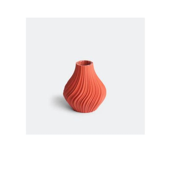 Auf hellgrauem Hintergrund sitzt die Vase „Swirl“ S in Terrakotta von nevalu, ein kleines und modernes Design mit einer welligen, strukturierten Oberfläche. Hergestellt aus recyceltem Kunststoff unter Verwendung innovativer 3D-Druckverfahren, steht ihr plissiertes Design für nachhaltige Handwerkskunst und behält gleichzeitig einen künstlerischen und stilvollen Look.