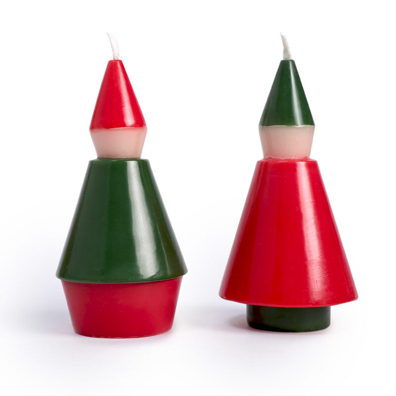 Zwei "Candle Little Ones" von not the girl - festliche Stearinkerzen in Form von abstrakten Figuren mit kegelförmigen Hüten und roten oder grünen Körpern, aufrecht stehend auf weißem Hintergrund. Ideal als dekorative Weihnachtskerzen.