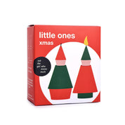 Eine rote "Candle Little Ones"-Schachtel von not the girl zeigt zwei minimalistische Weihnachtsfiguren in Rot und Grün, jede mit einer gelben flammenförmigen Mütze. Ein schwarzer Kreis auf der Schachtel zeigt den Markennamen.