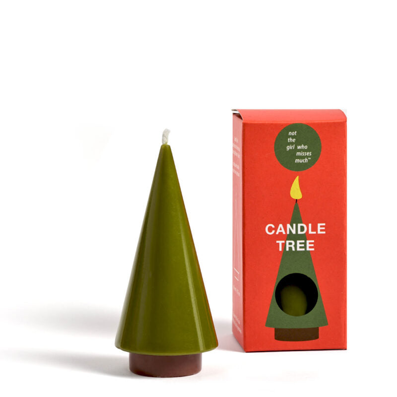 Eine von not the girl gefertigte olivgrüne Kerze „Candle Tree S“ ist in einem Grünton gehalten, der an einen Weihnachtsbaum erinnert, und wird neben ihrer roten Verpackung präsentiert. Beide weisen ähnliche Baumgrafiken sowie den Text „Candle Tree“ und „not the girl who misses much“ auf. Das minimalistische Design strahlt Eleganz aus und ist ideal, um Ihre Weihnachtsdekoration mit Charme aufzuwerten.