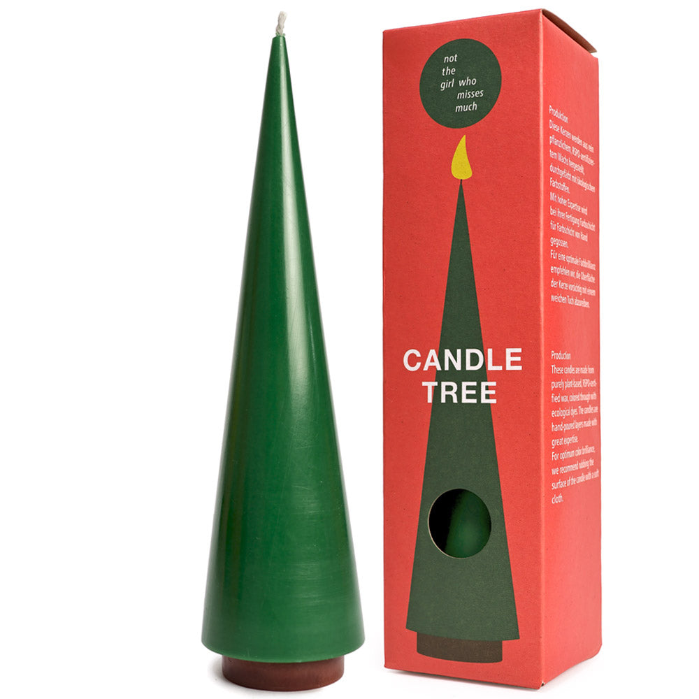 Ein großer grüner Kerzenbaum BIG smaragd von nicht das Mädchen steht neben seiner roten Box mit der Aufschrift "CANDLE TREE" - eine charmante Wintertanne Kerze ideal für Ihre Weihnachtsdeko.