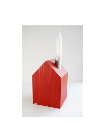 Das Große Kerzenhaus von Cultform ist ein roter, hausförmiger Kerzenständer, der an traditionelle Designs erinnert und auf dem eine weiße Kerze schräg platziert ist. Sein minimalistischer Charme hebt sich von einem schlichten weißen Hintergrund ab und verleiht Ihrer Weihnachtsdekoration erzgebirgische Eleganz.