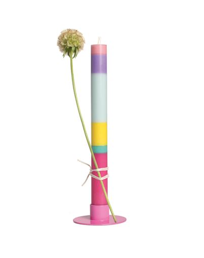 Eine bunt gestreifte Grußkerze - Geburtstag von not the girl, in einem rosa Halter, geschmückt mit einer einblütigen Blume. Die runde, zartgelbe Blüte verstärkt die entspannende Aura der Kerze und ist paraffinfrei aus Stearin-Wachs.