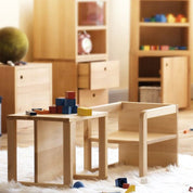 Kinderstuhl und Tisch im Kinderzimmer