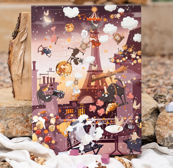Der buchenblaue Ministempel-Adventskalender zeigt verspielte Tiere wie Katzen und Mäuse, die zwischen Wolken, Sternen und Leckereien an einem roten Turm feiern. Jedes nummerierte Türchen offenbart einen Teil einer skurrilen, farbenfrohen Weihnachtsszene.