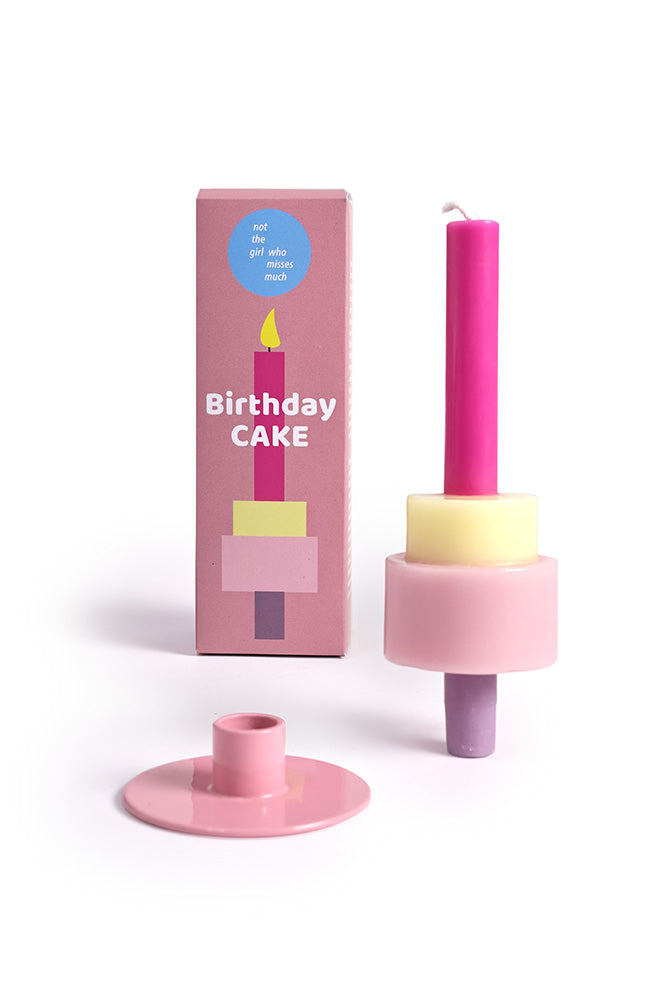 Der Party Candle Cake von not the girl ist ein verspieltes Kerzenhalter-Set mit gestapelten Formen in Pastellrosa, Gelb und Lila, einer veganen, paraffinfreien rosa Kerze und einer „Birthday CAKE“-Verpackung mit einer stilisierten Kerzenillustration.