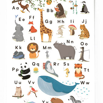 Die „Postkarte Schulanfang“ von 54illustration ist eine bezaubernde DIN-A6-ABC-Postkarte für Schulanfänger mit verspielten Illustrationen von Tieren wie Alligator, Bär, Katze, Elefant, Fuchs, Giraffe, Löwe, Panda, Wal, Zebra und viele mehr – jeweils kombiniert mit Groß- und Kleinbuchstaben für jeden Buchstaben des Alphabets.