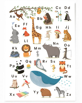 Die „Postkarte Schulanfang“ von 54illustration ist eine bezaubernde DIN-A6-ABC-Postkarte für Schulanfänger mit verspielten Illustrationen von Tieren wie Alligator, Bär, Katze, Elefant, Fuchs, Giraffe, Löwe, Panda, Wal, Zebra und viele mehr – jeweils kombiniert mit Groß- und Kleinbuchstaben für jeden Buchstaben des Alphabets.