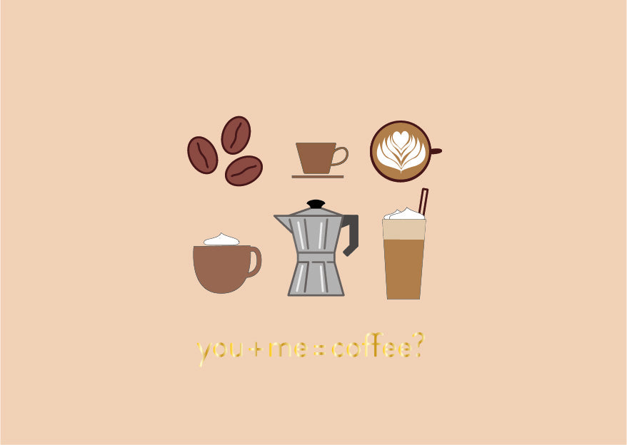 Illustration von Kaffeeelementen auf beigem Hintergrund, die Kaffeebohnen, eine Tasse und einen Latte mit Kunst zeigt. Der Text lautet „Du + ich = Kaffee?“ Diese Postkarte Coffee von nobisdesign verkörpert perfekt die Essenz des Zusammenseins bei einer Tasse Kaffee.