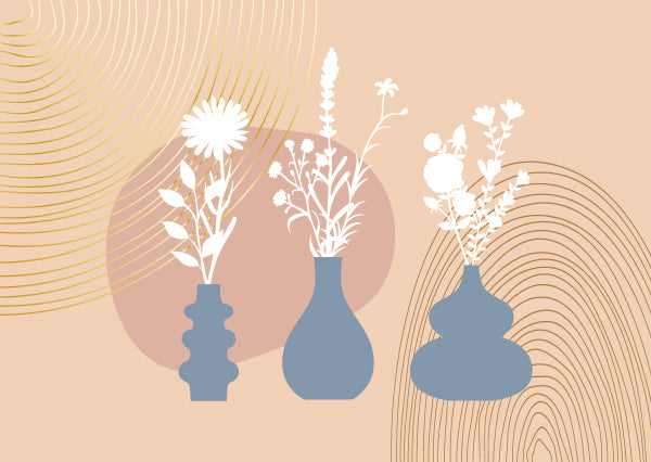 Die „Postkarte boho Vase“ von nobisdesign zeigt eine abstrakte Illustration von drei stilisierten blauen Vasen, die jeweils unterschiedliche weiße Blumenarrangements enthalten. Der Hintergrund ist mit überlappenden Kreisen und geschwungenen Linien in Beige- und Rosatönen geschmückt, die ein Gefühl von Tiefe und Bewegung vermitteln. Ideal für eine Postkarte oder Grußkarte, um sie mit einem künstlerischen Flair zu verschönern.