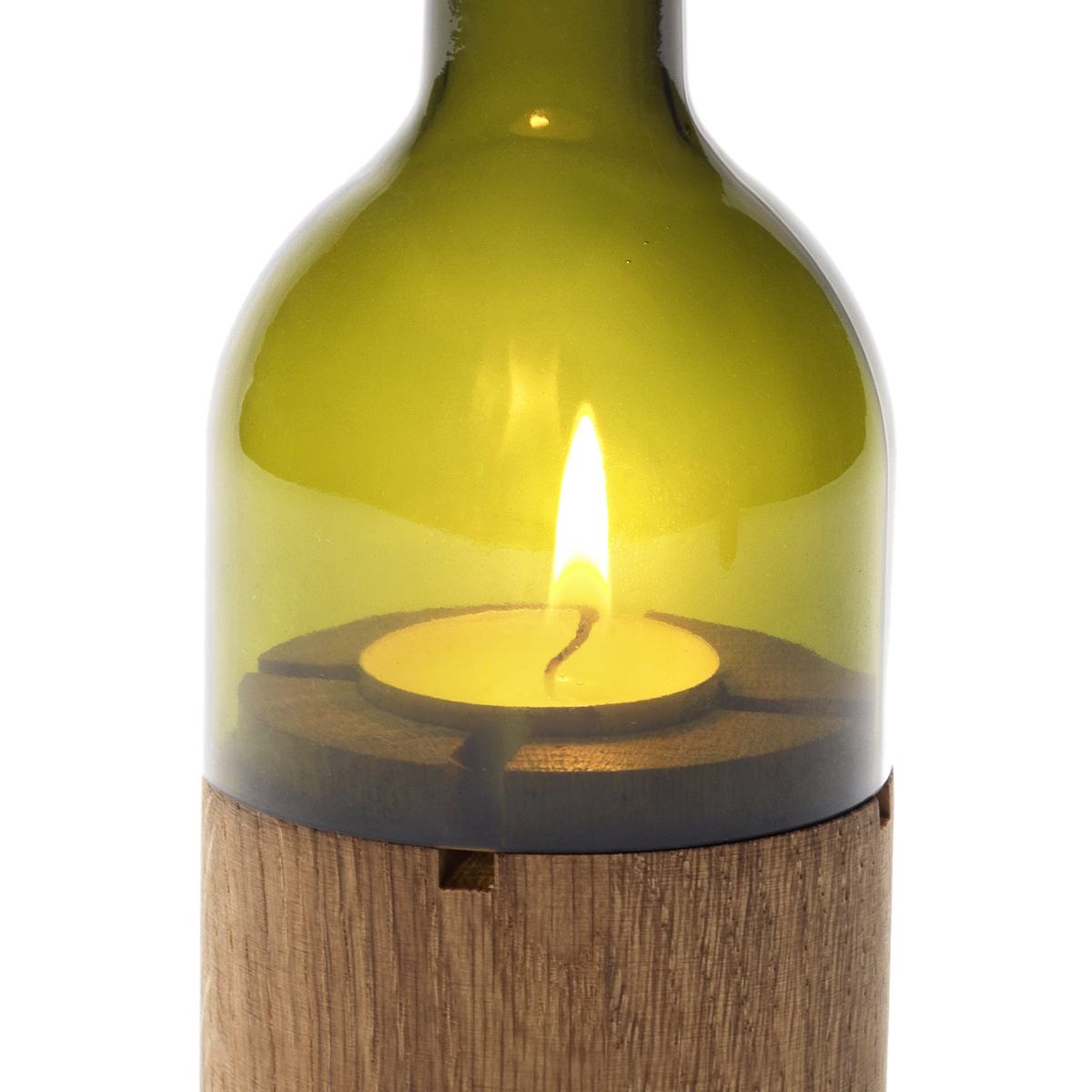 Bei einem WeinLicht von side by side befindet sich im Boden einer umgedrehten recycelten Weinflasche eine brennende Kerze, die auf einem Holzständer ruht. Die Flamme strahlt ein warmes Licht durch das Glas und schafft eine gemütliche Atmosphäre.