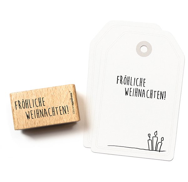 Ein bezaubernder Holzstempel Fröhliche Weihnachten von cats on appletrees kommt mit zwei kunstvoll illustrierten Geschenkanhängern, perfekt zum Basteln und Dekorieren. Die Anhänger haben an der Unterseite drei Kerzen, die festliche Freude in Weihnachtsprojekte bringen.