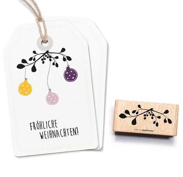 Zwei weiße Geschenkanhänger zeigen einen Zweig, drei hängende Ornamente und "Fröhliche Weihnachten!" Daneben befindet sich der Katzen auf Apfelbäumen Stempel Mistelzweig mit dem gleichen Design - ideal für festliche Weihnachtsbasteleien.