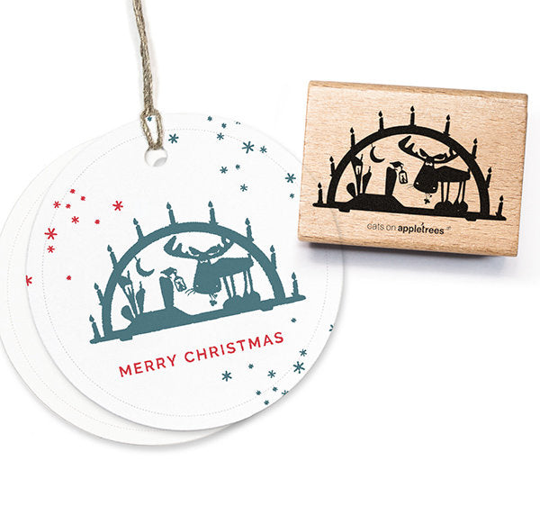 Der Stempel Mistelzweig von cats on appletrees zeigt ein Rentier unter einem dekorativen Bogen, gepaart mit runden Weihnachtskarten mit demselben Design und „Frohe Weihnachten“ in Rot. Überall sind rote und blaue Sterne verstreut, die den Weihnachtszeitgeist wunderbar einfangen.