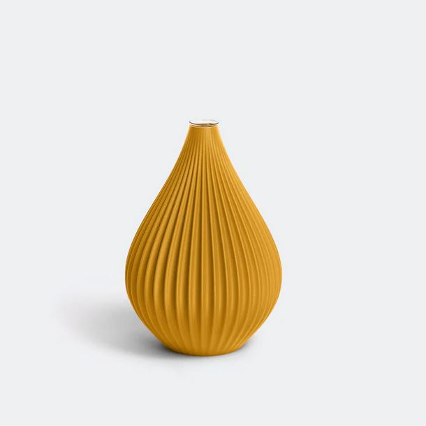 Die Vase „Raindrop“ in Ocker von nevalu ist ein birnenförmiges Keramikstück mit schmalem Hals und vertikalen Rillen, das anmutig auf einem weißen Hintergrund steht. Ihr unverwechselbares Design ist von der Eleganz der Natur inspiriert.