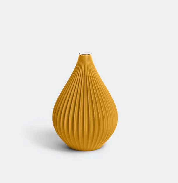 Die Vase „Raindrop“ in Ocker von nevalu ist ein birnenförmiges Keramikstück mit schmalem Hals und vertikalen Rillen, das anmutig auf einem weißen Hintergrund steht. Ihr unverwechselbares Design ist von der Eleganz der Natur inspiriert.