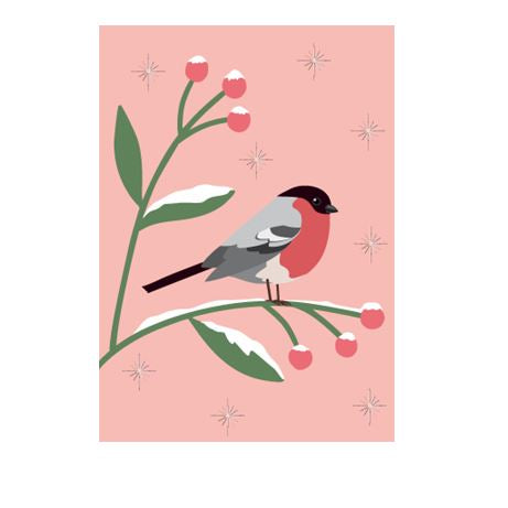 Wir präsentieren die Postkarte Gimpel im Winter von nobisdesign: Diese bezaubernde Illustration, ideal für eine Grußkarte, zeigt einen Vogel mit grauem und rotem Körper, der auf einem schneebedeckten, mit roten Beeren geschmückten Ast sitzt. Der rosa Hintergrund weist dezente Sternenmuster auf und fängt die Essenz der Weihnachtszeit in diesem entzückenden Winterdesign wunderschön ein.